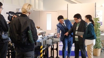 撮影の様子（ショールーム）